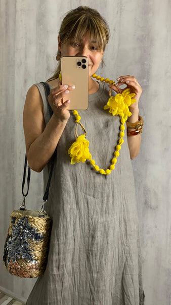 Collar amarillo bolas de seda con detalles en acero