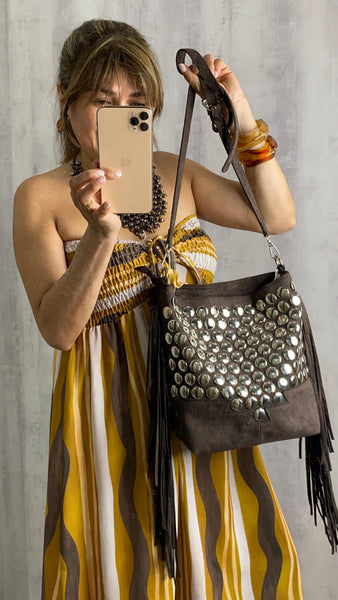 Bolso de polipiel marrón chocolate con tachas y flecos