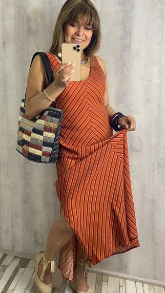 Vestido largo a rayas asimétricas con corte al bies