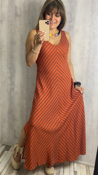 Vestido largo a rayas asimétricas con corte al bies