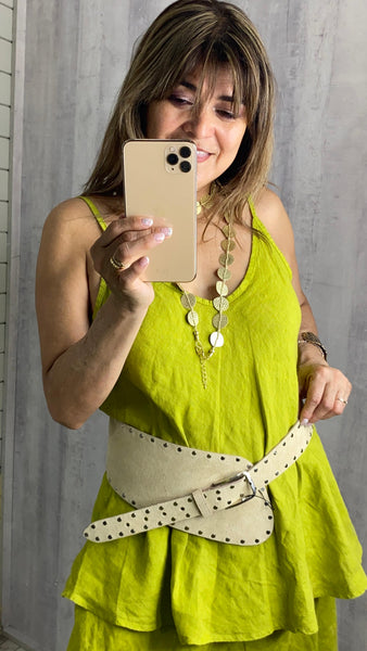 Cinturón de piel con tachas en beige
