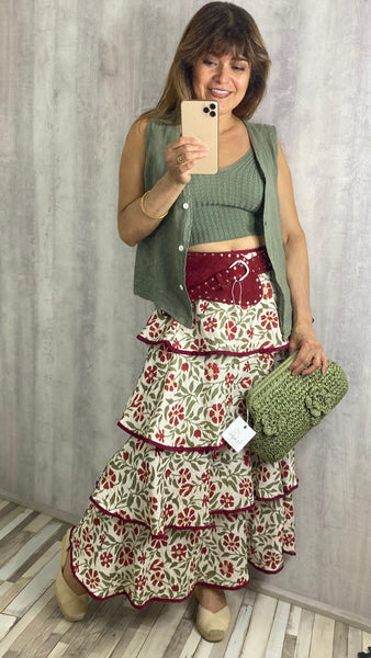 Falda estampada a volantes fondo beige claro verdes y granates