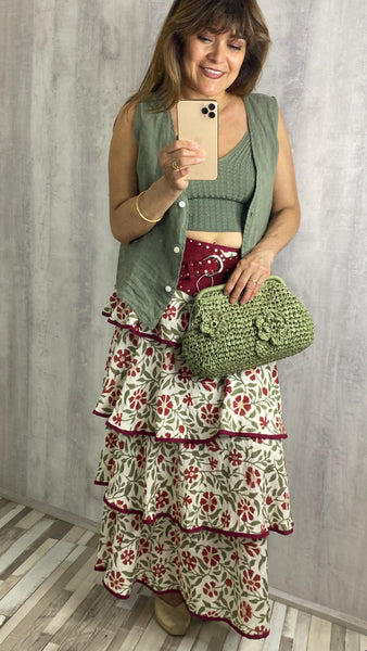 Falda estampada a volantes fondo beige claro verdes y granates