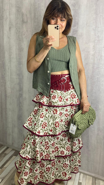 Falda estampada a volantes fondo beige claro verdes y granates