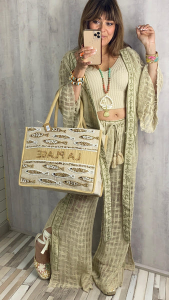 Conjunto playero de algodón color beige combinado con verde