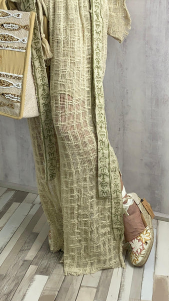 Conjunto playero de algodón color beige combinado con verde