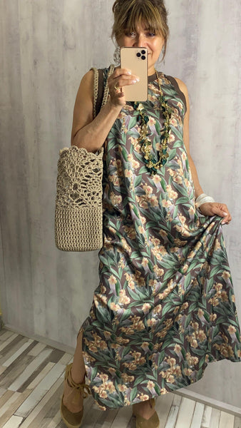 Vestido satinado estampado fondo marrón chocolate