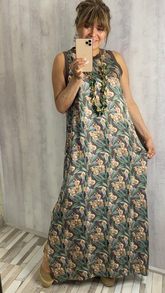 Vestido satinado estampado fondo marrón chocolate