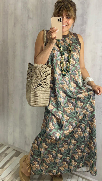 Vestido satinado estampado fondo marrón chocolate