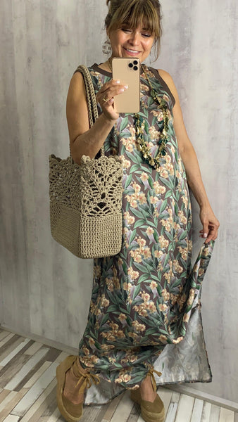 Vestido satinado estampado fondo marrón chocolate