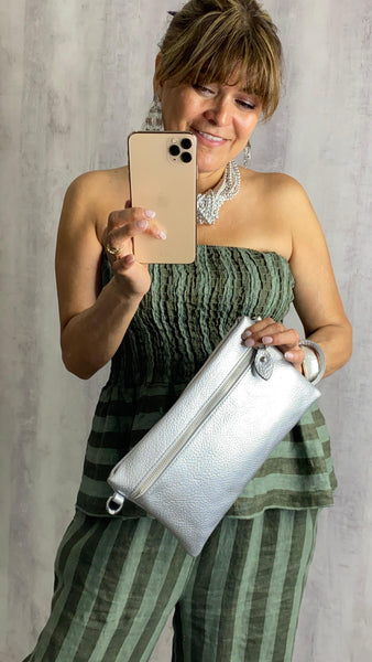 Bolso plateado de mano