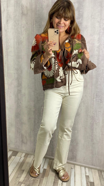 Chaqueta bordada fondo marrón chocolate