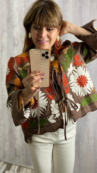 Chaqueta bordada fondo marrón chocolate
