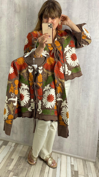 Chaqueta bordada fondo marrón chocolate