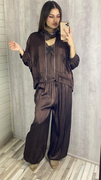 Conjunto satinado de bomber y pantalón en marrón chocolate