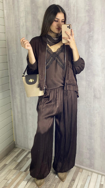 Conjunto satinado de bomber y pantalón en marrón chocolate
