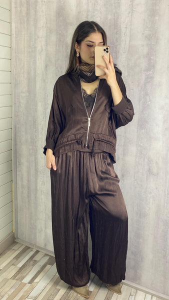 Conjunto satinado de bomber y pantalón en marrón chocolate