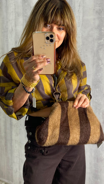 Bolso de mano afelpado en marrón y camel