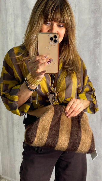 Bolso de mano afelpado en marrón y camel