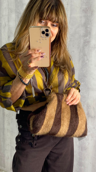 Bolso de mano afelpado en marrón y camel